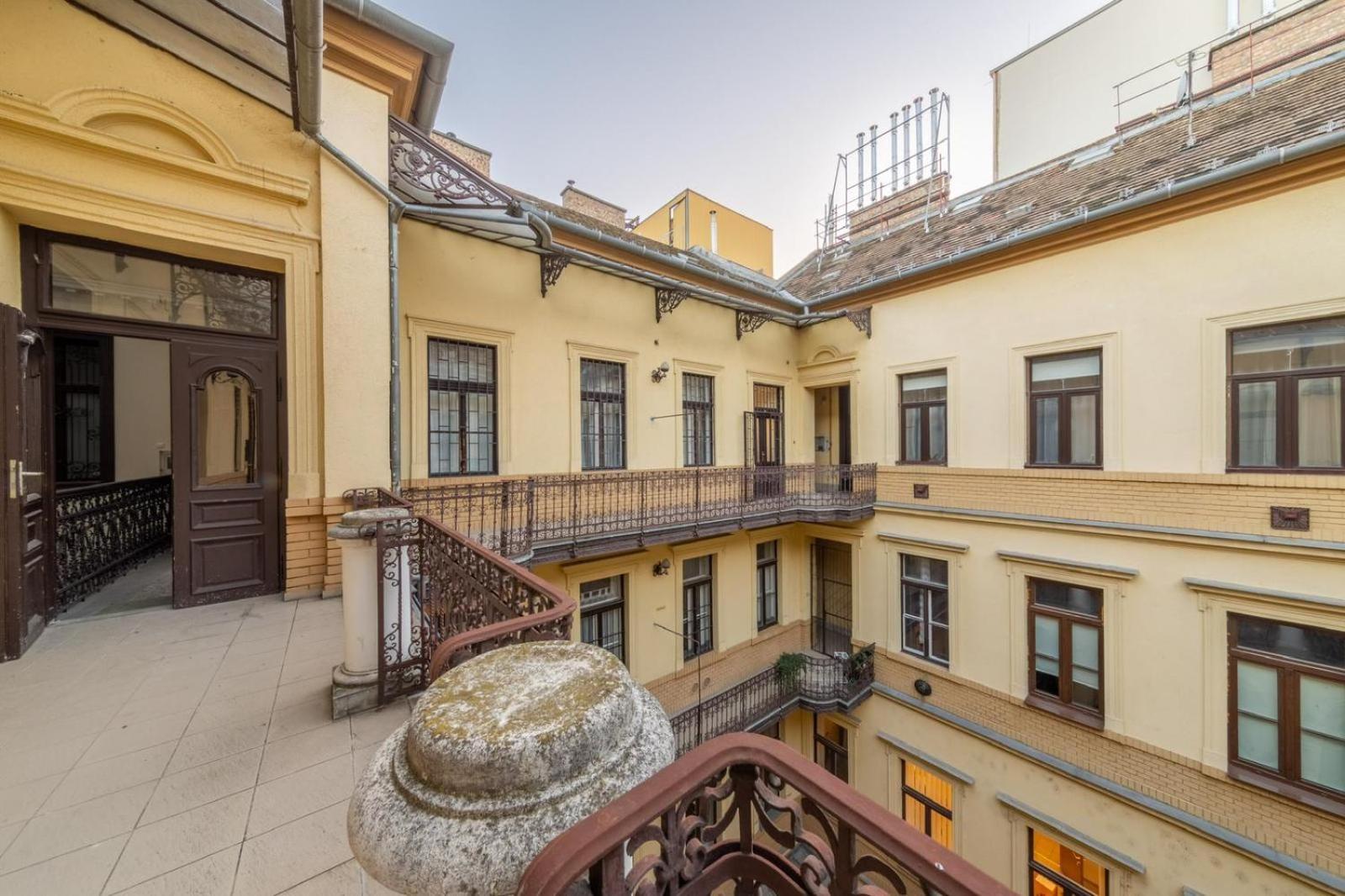 Sass Glamour Apartment Next To St Stephen Basilica S1, Budapest
